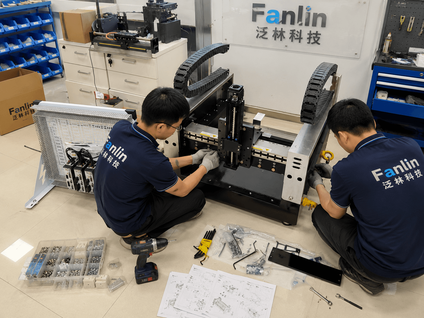 泛林科技工程师正在装配多轴精密运动平台